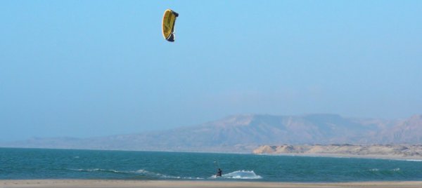 Kitesurfing in Los Lobitos, Peru